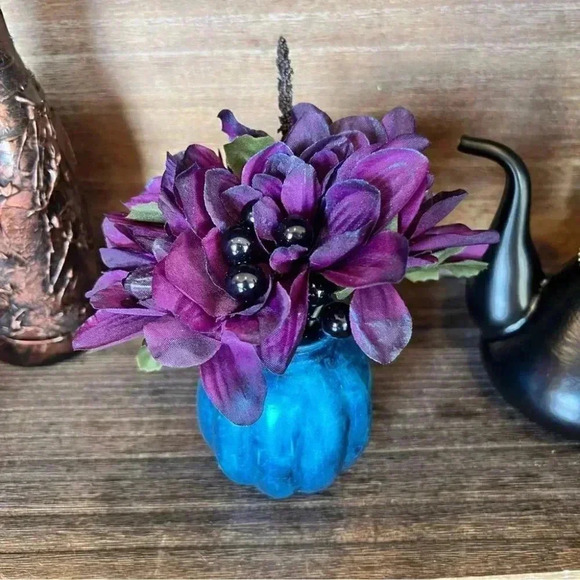 NEW Fun little spooky faux floral arrangement in shades of blue, black & purples - Picture 7 of 15